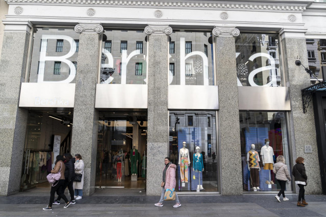 Varias personas pasan delante de un escaparte de una tienda Bershka, del grupo Inditex, a 5 de marzo de 2022, en Madrid (España). Inditex anunció hoy que cierra temporalmente los 502 establecimientos que tiene en Rusia. Otras empresas han cerrado sus sucu