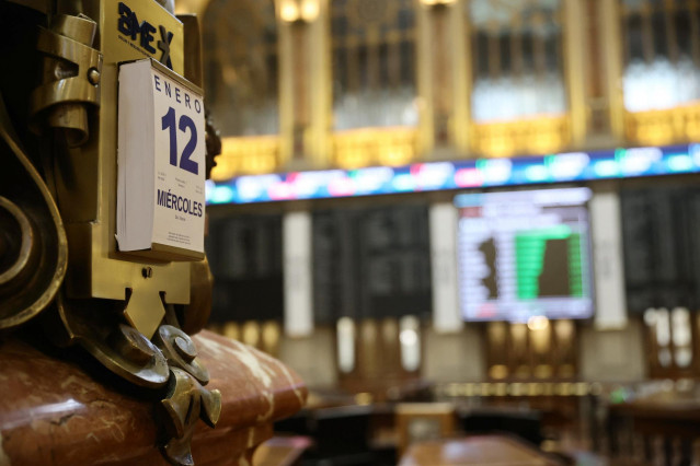 Archivo - Un calendario con el día 12 de enero en el Palacio de la Bolsa, a 12 de enero de 2022, en Madrid, (España). El Ibex 35 ha iniciado la sesión de este miércoles con una subida del 0,36%, lo que ha llevado al selectivo a situarse en los 8.787 enter
