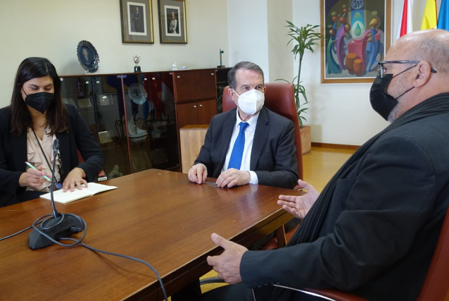 Abel Caballero con la directora de la Spain Film Commission, Teresa Azcona, y el presidente, Carlos Rosado.