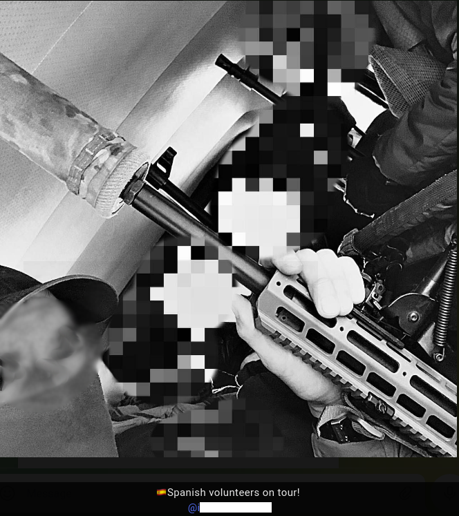 Imagen difundida este lunes de espau00f1oles con las fuerzas armadas de Ucrania 