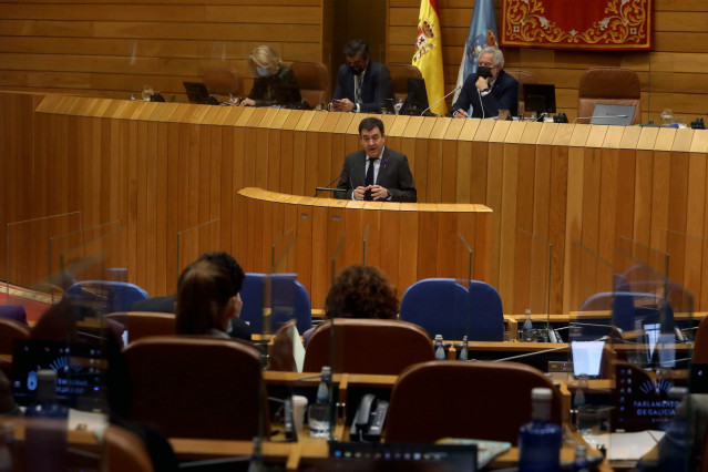 El conselleiro de Cultura e Educación, Román Rodríguez, participa en el pleno del Parlamento.