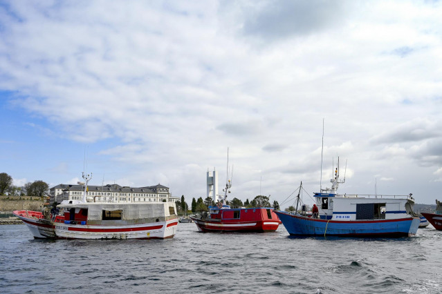 Archivo - Varios barcos de flota artesanal tras la convocatoria de paro por parte de la Federación Galega de Cofradías de Pescadores en la dársena de A Marina en A Coruña, Galicia (España)