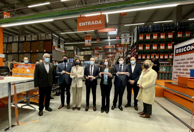 La conselleira de Medio Ambiente, Territorio e Vivenda, Ángeles Vázquez, junto a la alcaldesa de Lugo, Lara Méndez, y directivos de Bricomart durante la inauguración de la tienda de la compañía en el polígono lucense de As Gándaras.