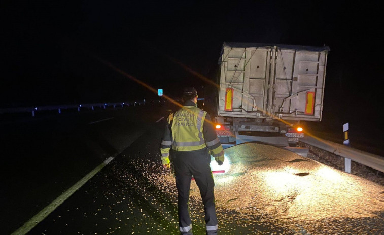 Un camión que transportaba maíz pierde parte de su carga en Baralla y dificulta el tráfico en la A-6