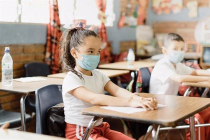 Las escuelas cerca de doblar el número de casos activos de Covid-19 en una semana​, hasta superar los 3.000