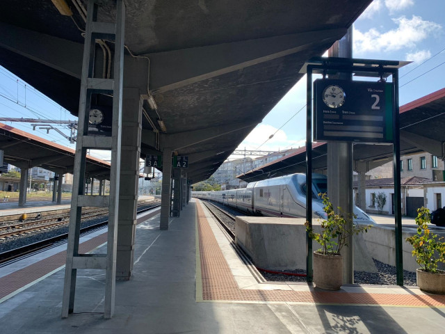 Archivo - Un tren S-112, empleado en las pruebas, estacionado esta mañana en la estación de Ourense.