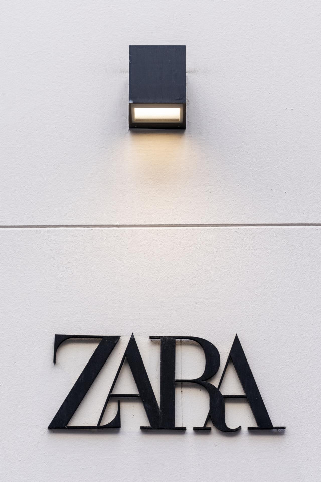 Un cartel de una tienda Zara