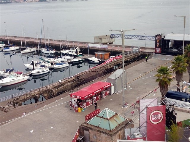 Archivo - Pasarela desplomada en Vigo durante el concierto de cierre del festival O Marisquiño de 2018.