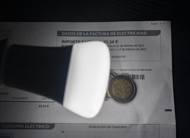 Archivo - Una lámpara refleja el importe de una factura el día en que el precio de la luz ha marcado un mínimo por primera vez en dos meses, a 27 de diciembre de 2021, en Madrid, (España).
