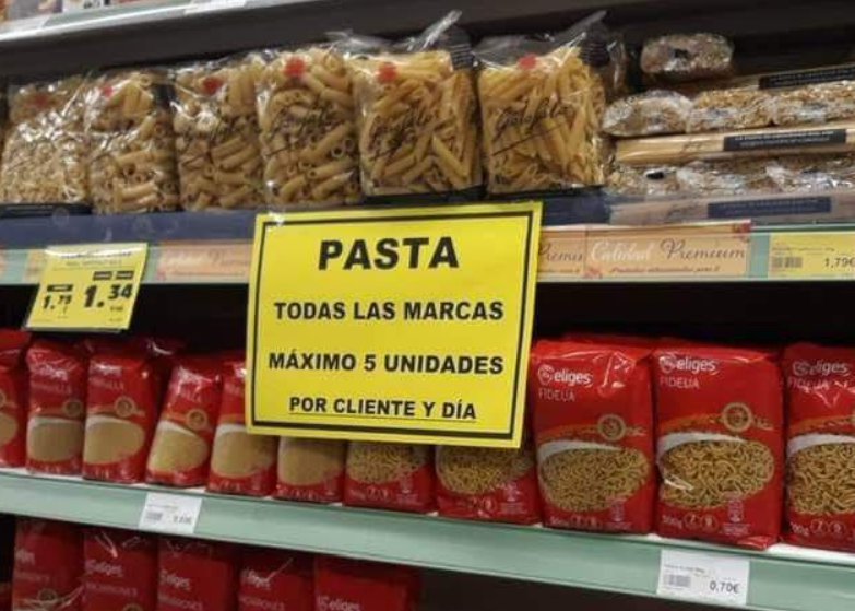 Raccionamiento de pasta en un supermercado de España en una foto del Twitter de Inés Sainz
