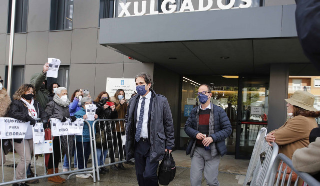 El único investigado por la desaparición y muerte de Déborah Fernández-Cervera, Pablo P.S-L. (derecha), a su salida tras comparecer en el juzgado de Tui, acompañado por su abogado (izquierda).