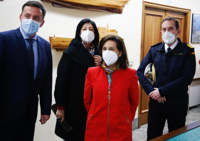 (I-D) El presidente de Navantia, Ricardo Domínguez; la secretaria de estado de Defensa, Esperanza Casteleiro; la ministra de Defensa, Margarita Robles; y el jefe de Estado Mayor de la Armada, Almirante General, Antonio Martorell Lacave, en una visita al a