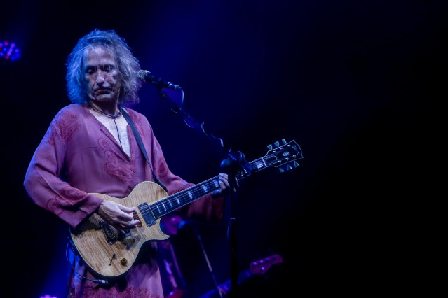 Archivo - El cantante Robe Iniesta, durante un concierto en el Wizink Center, a 20 de noviembre de 2021, en Madrid (España). Este concierto del exvocalista de Extremoduro se enmarca en su gira ‘Mayéutica’. Con este nuevo tour, el músico compina temas de s