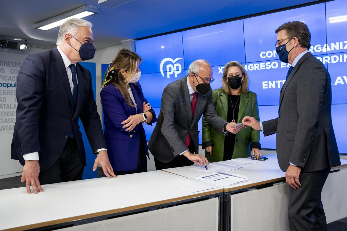 El presidente de la Xunta de Galicia, Alberto Núñez Feijóo firma la entrega de los avales necesarios para formalizar su candidatura en la sede nacional del PP, en la calle Génova, a 9 de marzo de 2022, en Madrid (España).