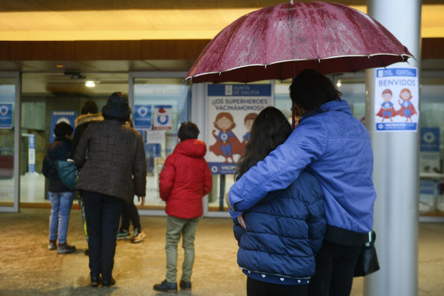 Archivo - Varios niños acompañados de sus padres, a su llegada al recinto ferial Expourense para ser vacunados, el día en el que han reanudado el proceso de vacunación infantil, a 4 de enero de 2022, en Ourense