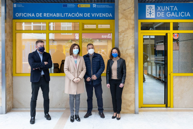 La conselleira de Vivenda, Ángeles Vázquez; el delegado territorial del Xunta en A Coruña, Gonzalo Trenor, y el director del Instituto Galego da Vivenda e Solo, Heriberto García Porto, visitan la nueva oficina de rehabilitación de vivenda