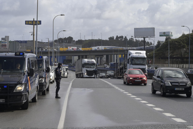La Policía Nacional vigila el corte de dos carriles en sentido Arteixo por la manifestación de los trabajadores de la plantilla de Alu Ibérica, frente a la fábrica de Alcoa, a 3 de marzo de 2022, en A Coruña, Galicia (España). La multinacional Alcoa y las