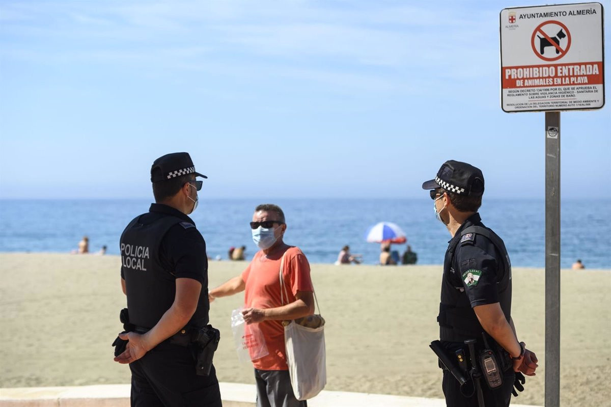 Restricciones mascarillas playa policia local