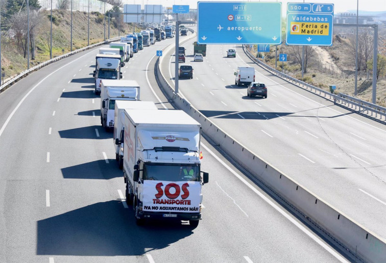 Cientos de camioneros gallegos respaldan los paros en el transporte, que afecta ya al aprovisionamiento