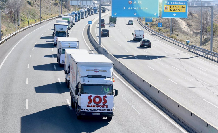 Cientos de camioneros gallegos respaldan los paros en el transporte, que afecta ya al aprovisionamiento