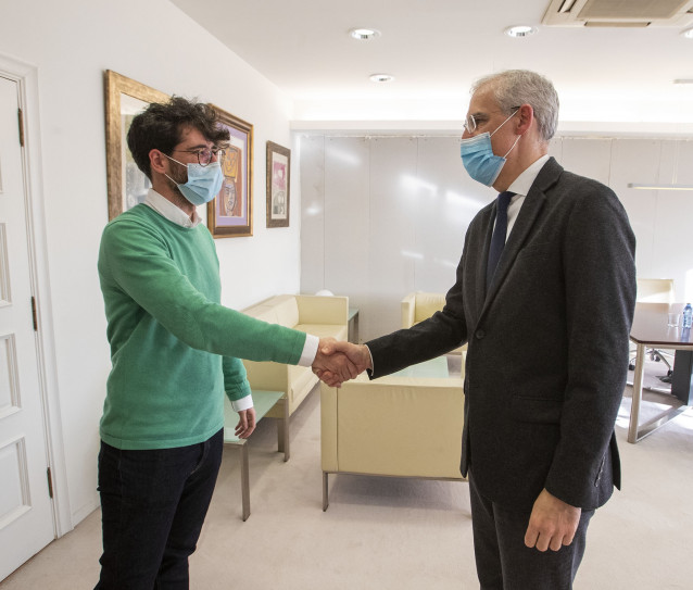 El vicepresidente segundo y conselleiro de Economía, Empresa e Innovación, Francisco Conde, se reúne con el gerente del Centro de Supercomputación de Galicia (Cesga), Lois Orosa.