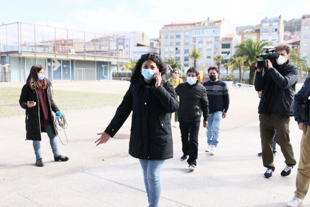 Una de las familiares de la tripulación del buque ‘Villa de Pitanxo’, hundido el pasado 15 de febrero en aguas canadienses con 24 personas a bordo, acuden a la sede de la Autoridad Portuaria de Marín y Ría de Pontevedra, a 21 de febrero de 2022, en Marín,