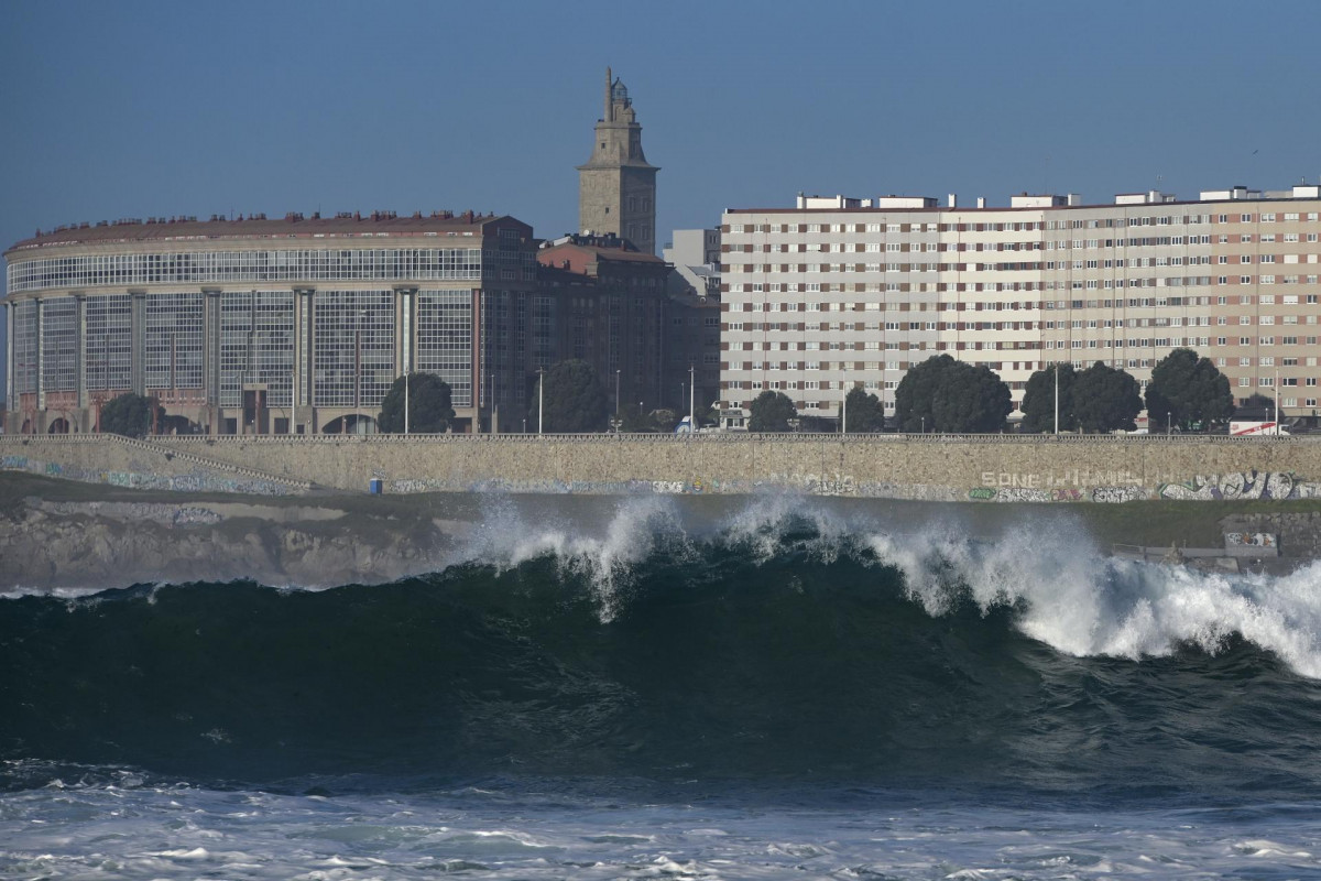 Fuerte oleaje y tiempo anticiclónico, a 21 de febrero de 2022, en A Coruña, Galicia (España). La Direccion Xeral de Emerxencias e Interior da Vicepresidencia da Xunta ha anunciado una alerta naranj