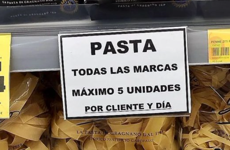 Cartel de racionamiento de pasta en un supermercado de Toledo en una foto del twitter de @jesusdelacruzol