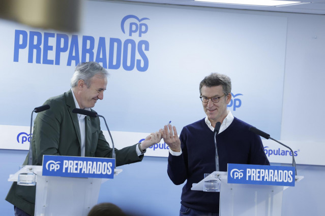 El presidente del PP de Aragón, Jorge Azcón (i) y el presidente de la Xunta de Galicia y precandidato a la presidencia del PP nacional, Alberto Núñez Feijóo (d), intervienen durante la celebración de un acto del PP de Zaragoza, en la sede del PP de Zarago