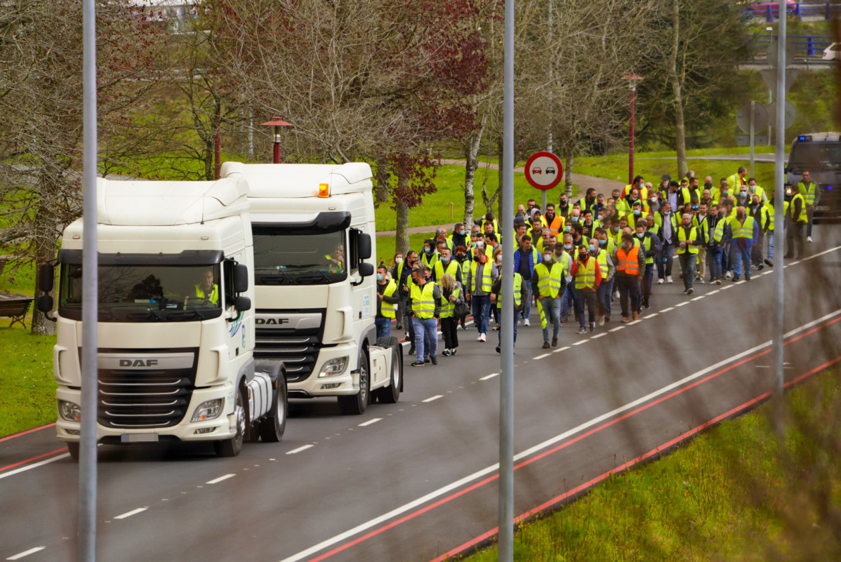 Transportistas participan en el segundo día de huelga indefinida del transporte de mercancías, en el Polígono de O Ceao, a 14 de marzo de 2022, en Lugo, Galicia (España). El paro, convocado a nive
