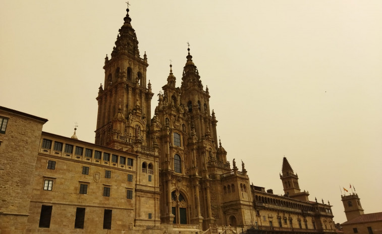 (FOTOGALERÍA) La calima, responsable de la postal en sepia de la Catedral de Santiago o la Torre de Hércules