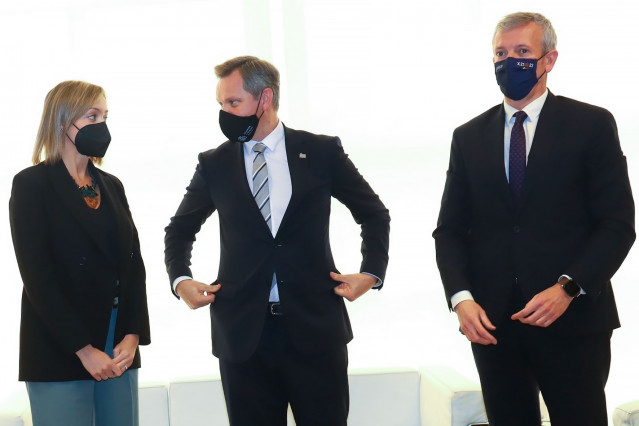 Reunión del delegado del Gobierno, José Miñones; con el vicepresidente primero de la Xunta, Alfonso Rueda; y la conselleira de Política Social, Fabiola García.