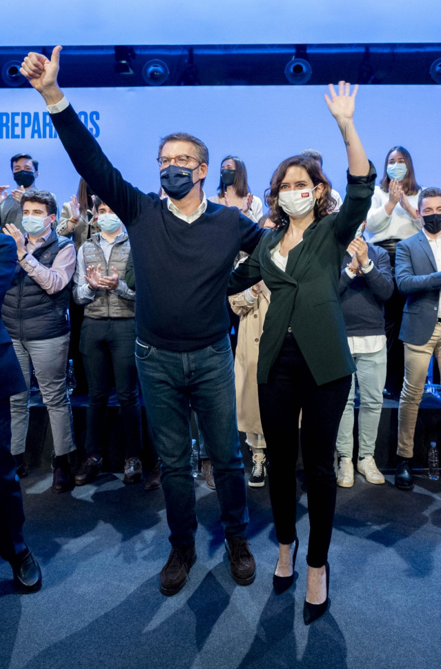 El presidente de la Xunta de Galicia y precandidato a la presidencia del PP nacional, Alberto Núñez Feijóo, y la presidenta de la Comunidad de Madrid, Isabel Díaz Ayuso