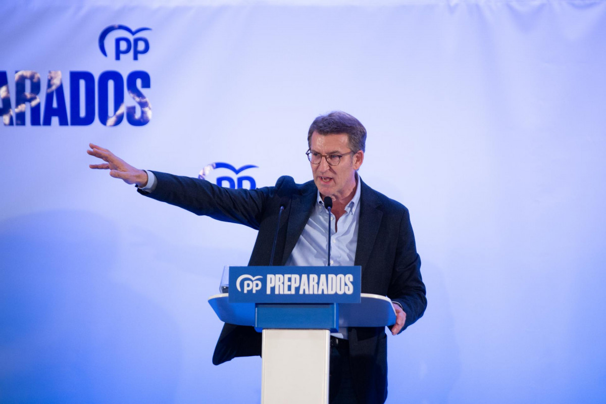 El presidente de la Xunta de Galicia y precandidato a la presidencia del PP nacional, Alberto Núñez Feijóo, interviene en la celebración de un acto con afiliados, simpatizantes y cargos del PP de 