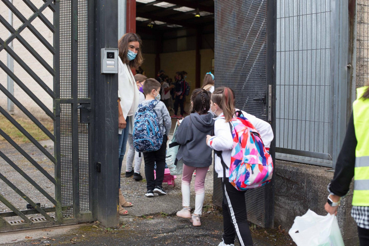 Archivo - Varios niños entran en un colegio en Galicia.
