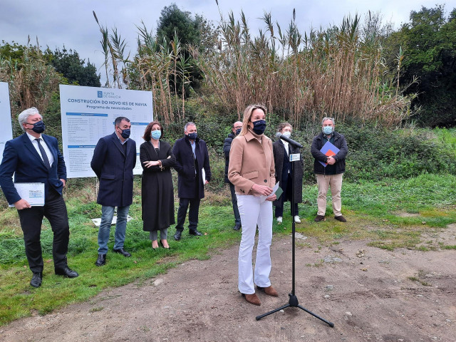 Marta Fernández-Tapias, con Román Rodríguez y Ángeles Vázquez en Vigo.