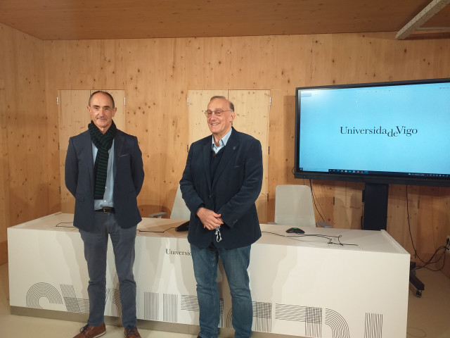 El catedrático Luis Liz Marzán y el rector de la Universidad de Vigo, Manuel Reigosa.