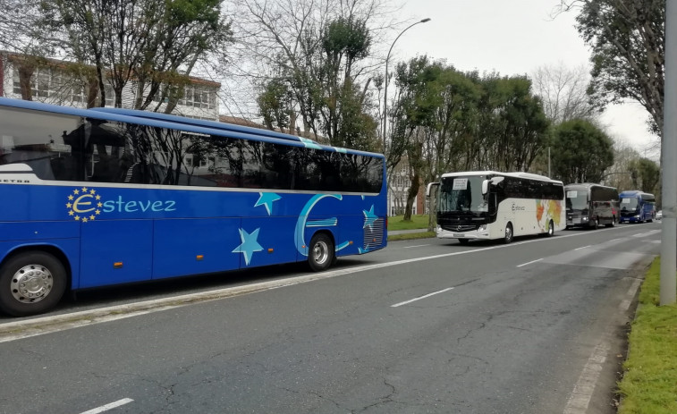 Sonora protesta ante la Xunta por una flota de más de 50 autobuses contra el 