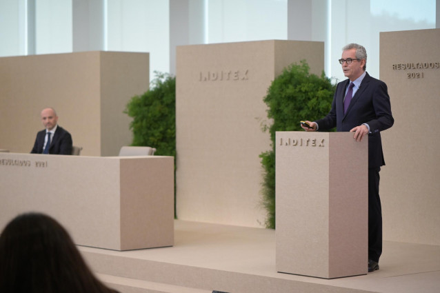El presidente de Inditex, Pablo Isla (d), y el consejero delegado Óscar García Maceiras (i), en la presentación de los resultados de 2022, en Arteixo, a 16 de marzo de 2022, en A Coruña, Galicia (España). Durante la rueda de prensa han informado que la co