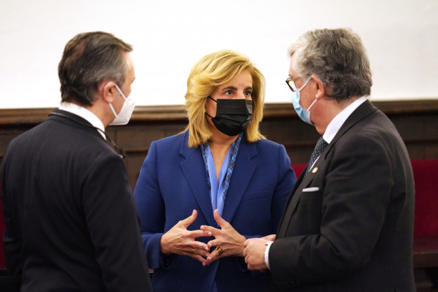 (I-D) El empresario y presidente de Grupo Tojeiro, Roberto Tojeiro; la presidenta de la Fundación CEOE, Fátima Báñez; y el presidente de la CEG, Juan Manuel Vieites, conversan durante la reunión del Consejo Asesor de la CEG.