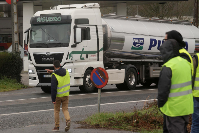 Transportistas forman piquetes en la carretera N-VI en el tercer día de huelga indefinida del transporte de mercancías, a 16 de marzo de 2022, en Rábade, Lugo, Galicia (España). El paro, convocado a nivel nacional por la Plataforma para la Defensa del Sec