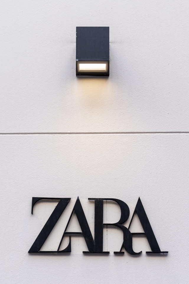 Un cartel de una tienda Zara, a 5 de marzo de 2022, en Madrid (España). El grupo Inditex anunció hoy que cierra temporalmente los 502 establecimientos que tiene en Rusia. Otras empresas han cerrado sus sucursales y tiendas en Rusia después de que esta  in