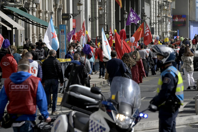 Archivo - Varias personas en una protesta convocada por los sindicatos (CIG, CC.OO. y UGT) para visibilizar la huelga del sector de la limpieza, a 22 de abril de 2021 en A Coruña, Galicia (España). 10.000 trabajadores están llamados a la huelga pero solo