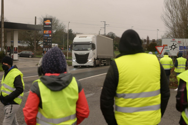 Transportistas forman piquetes en la carretera N-VI en el tercer día de huelga indefinida del transporte de mercancías, a 16 de marzo de 2022, en Rábade, Lugo, Galicia (España). El paro, convocado a nivel nacional por la Plataforma para la Defensa del Sec