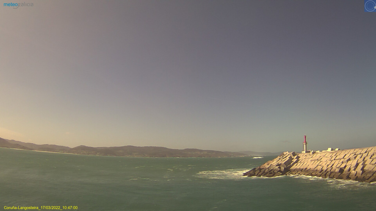 Imagen del aire en Punta Langosteira en A Coruu00f1a cerca de una estaciu00f3n de Meteogalicia que au00fan indica que la calidad del aire es mala