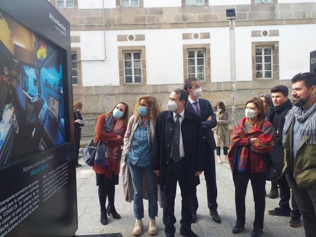 Inauguración de la exposición 'Galicia en vilo', de Afundación, en la calle Príncipe de Vigo.