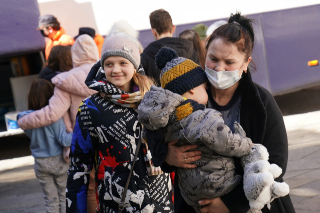 Una madre y sus dos hijos refugiados ucranianos a su llegada a Santiago.