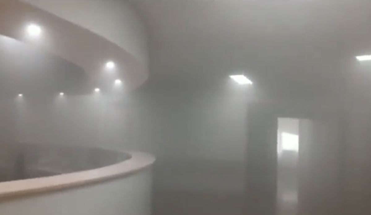 El humo inundó al menos una de las plantas de la vela F del hospital que tuvo que ser desaolojada Imagen difundida por Porriño Digital
