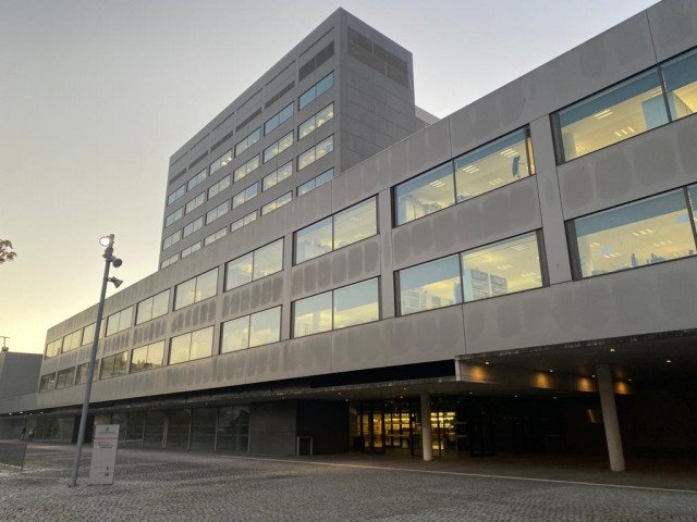 Archivo - Edificio en Pontevedra que ha albergado desde el 19 de noviembre de 2021 el nuevo punto de vacunación Covid poblacional, en la sala de exposiciones del edificio administrativo de la Xunta.