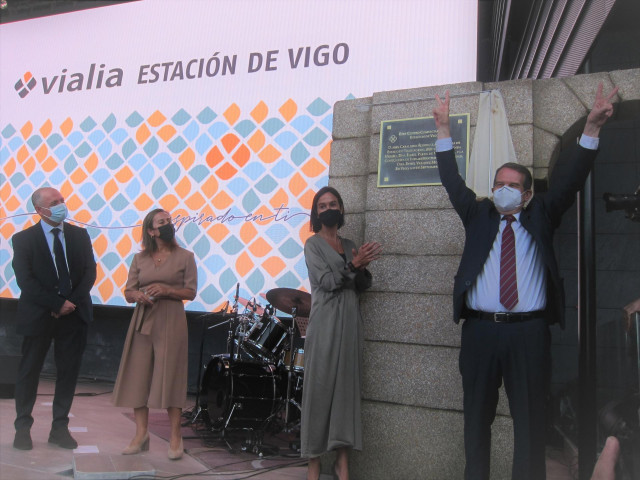 Archivo - El alcalde, Abel Caballero, junto a la secretaria de Estado de Transportes, Movilidad y Agenda Urbana, Isabel Pardo de Vera;  la conselleira Ethel Vázquez; y  Manuel Teba (Nhood España), en la inauguración del Centro Comercial Vialia-Estación de